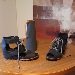 Sorel Black and Tan Lace-Up Wedges